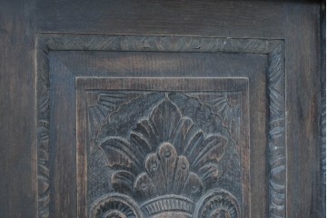 ヨーロッパアンティーク　1880年頃　オーク材　グリフィンやグリーンマンの精緻な彫刻を全面に施した芸術的なサイドボード　(R-090475)