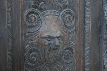ヨーロッパアンティーク　1880年頃　オーク材　グリフィンやグリーンマンの精緻な彫刻を全面に施した芸術的なサイドボード　(R-090475)