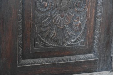 ヨーロッパアンティーク　1880年頃　オーク材　グリフィンやグリーンマンの精緻な彫刻を全面に施した芸術的なサイドボード　(R-090475)
