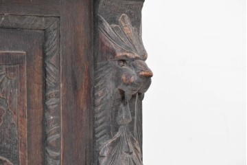 ヨーロッパアンティーク　1880年頃　オーク材　グリフィンやグリーンマンの精緻な彫刻を全面に施した芸術的なサイドボード　(R-090475)