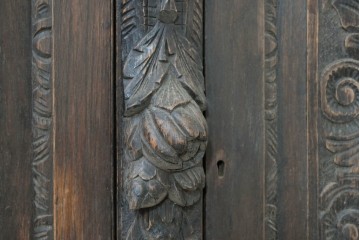 ヨーロッパアンティーク　1880年頃　オーク材　グリフィンやグリーンマンの精緻な彫刻を全面に施した芸術的なサイドボード　(R-090475)