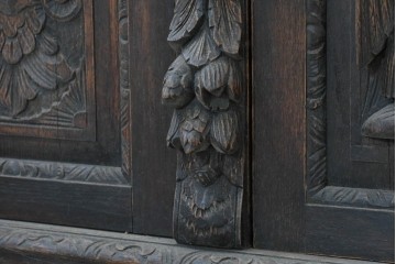 ヨーロッパアンティーク　1880年頃　オーク材　グリフィンやグリーンマンの精緻な彫刻を全面に施した芸術的なサイドボード　(R-090475)