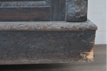 ヨーロッパアンティーク　1880年頃　オーク材　グリフィンやグリーンマンの精緻な彫刻を全面に施した芸術的なサイドボード　(R-090475)
