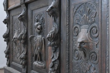 ヨーロッパアンティーク　1880年頃　オーク材　グリフィンやグリーンマンの精緻な彫刻を全面に施した芸術的なサイドボード　(R-090475)