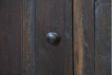 アジアンヴィンテージ　チーク材　ヨーロピアンデザインを取り入れた重厚なサイドボード　(R-090476)