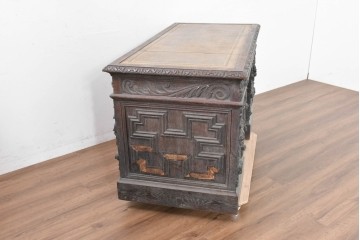 イギリスアンティーク　1860年から1900年頃　オーク材　希少デザイン!　レザートップと重厚感のある彫刻装飾のプレジデントデスク　(R-090477)