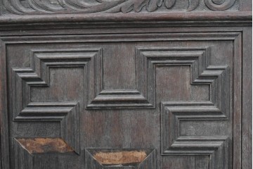 イギリスアンティーク　1860年から1900年頃　オーク材　希少デザイン!　レザートップと重厚感のある彫刻装飾のプレジデントデスク　(R-090477)