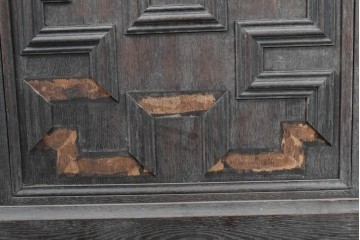 イギリスアンティーク　1860年から1900年頃　オーク材　希少デザイン!　レザートップと重厚感のある彫刻装飾のプレジデントデスク　(R-090477)