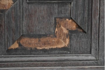 イギリスアンティーク　1860年から1900年頃　オーク材　希少デザイン!　レザートップと重厚感のある彫刻装飾のプレジデントデスク　(R-090477)