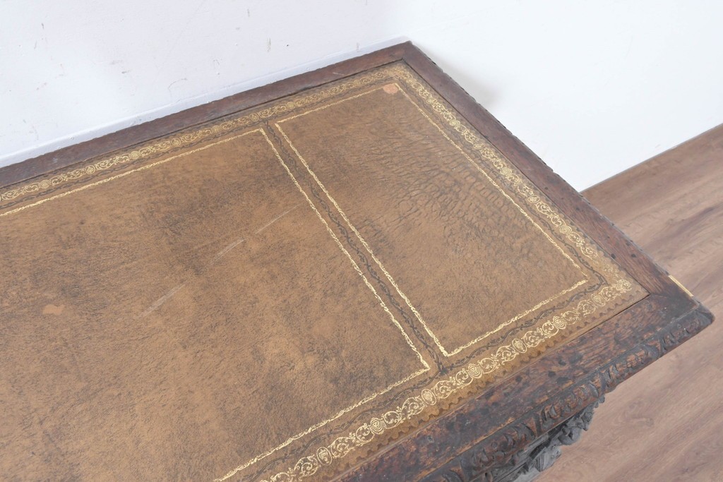 イギリスアンティーク　1860年から1900年頃　オーク材　希少デザイン!　レザートップと重厚感のある彫刻装飾のプレジデントデスク　(R-090477)