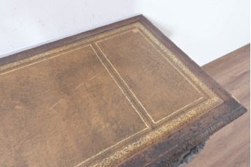 イギリスアンティーク　1860年から1900年頃　オーク材　希少デザイン!　レザートップと重厚感のある彫刻装飾のプレジデントデスク　(R-090477)