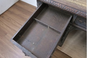 イギリスアンティーク　1860年から1900年頃　オーク材　希少デザイン!　レザートップと重厚感のある彫刻装飾のプレジデントデスク　(R-090477)