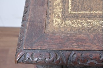 イギリスアンティーク　1860年から1900年頃　オーク材　希少デザイン!　レザートップと重厚感のある彫刻装飾のプレジデントデスク　(R-090477)