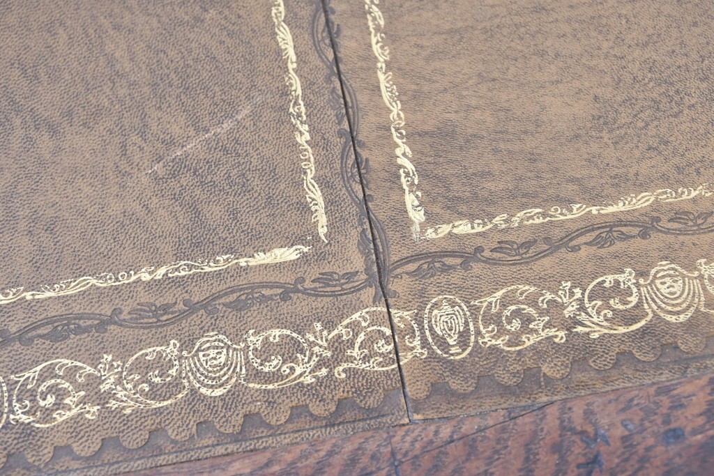 イギリスアンティーク　1860年から1900年頃　オーク材　希少デザイン!　レザートップと重厚感のある彫刻装飾のプレジデントデスク　(R-090477)