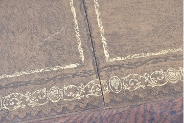 イギリスアンティーク　1860年から1900年頃　オーク材　希少デザイン!　レザートップと重厚感のある彫刻装飾のプレジデントデスク　(R-090477)