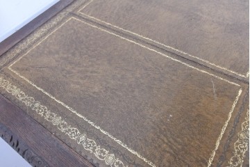 イギリスアンティーク　1860年から1900年頃　オーク材　希少デザイン!　レザートップと重厚感のある彫刻装飾のプレジデントデスク　(R-090477)