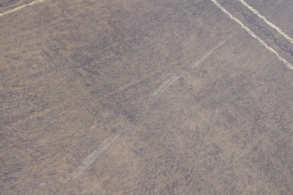 イギリスアンティーク　1860年から1900年頃　オーク材　希少デザイン!　レザートップと重厚感のある彫刻装飾のプレジデントデスク　(R-090477)