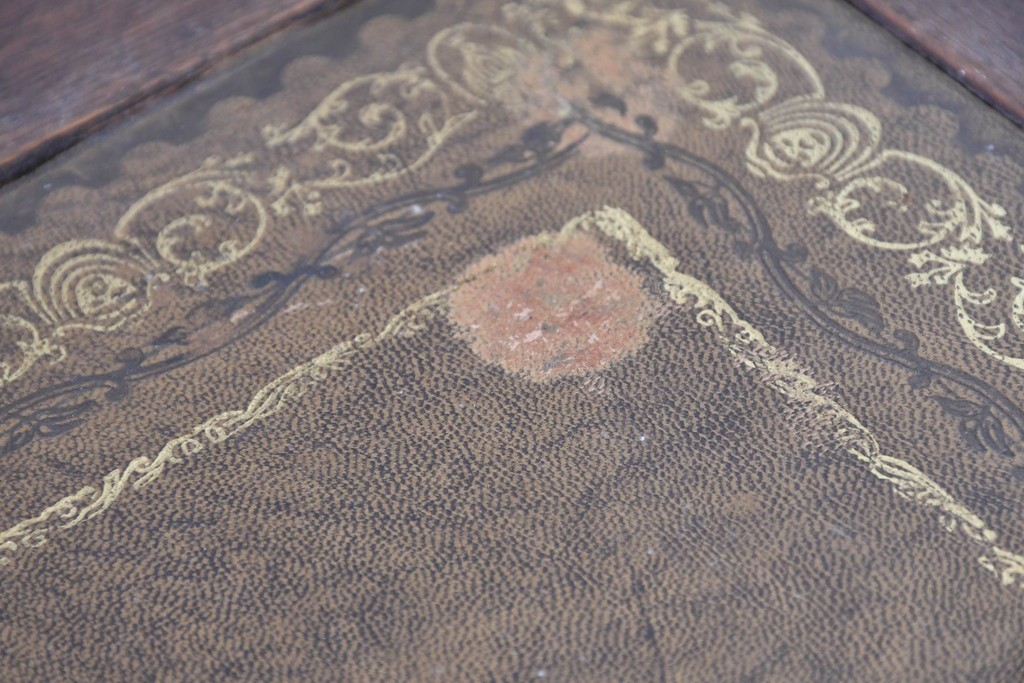 イギリスアンティーク　1860年から1900年頃　オーク材　希少デザイン!　レザートップと重厚感のある彫刻装飾のプレジデントデスク　(R-090477)