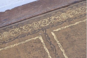 イギリスアンティーク　1860年から1900年頃　オーク材　希少デザイン!　レザートップと重厚感のある彫刻装飾のプレジデントデスク　(R-090477)