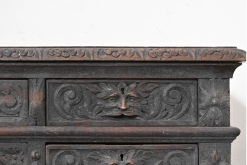 イギリスアンティーク　1860年から1900年頃　オーク材　希少デザイン!　レザートップと重厚感のある彫刻装飾のプレジデントデスク　(R-090477)
