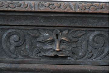 イギリスアンティーク　1860年から1900年頃　オーク材　希少デザイン!　レザートップと重厚感のある彫刻装飾のプレジデントデスク　(R-090477)