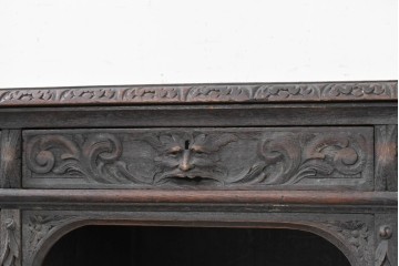 イギリスアンティーク　1860年から1900年頃　オーク材　希少デザイン!　レザートップと重厚感のある彫刻装飾のプレジデントデスク　(R-090477)