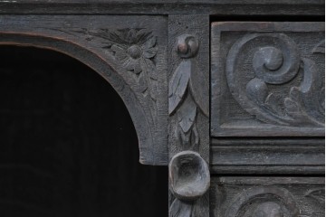 イギリスアンティーク　1860年から1900年頃　オーク材　希少デザイン!　レザートップと重厚感のある彫刻装飾のプレジデントデスク　(R-090477)