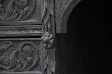 イギリスアンティーク　1860年から1900年頃　オーク材　希少デザイン!　レザートップと重厚感のある彫刻装飾のプレジデントデスク　(R-090477)
