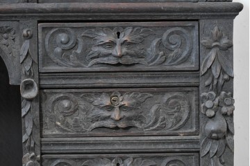 イギリスアンティーク　1860年から1900年頃　オーク材　希少デザイン!　レザートップと重厚感のある彫刻装飾のプレジデントデスク　(R-090477)