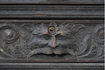 イギリスアンティーク　1860年から1900年頃　オーク材　希少デザイン!　レザートップと重厚感のある彫刻装飾のプレジデントデスク　(R-090477)