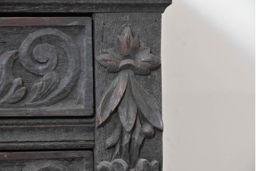 イギリスアンティーク　1860年から1900年頃　オーク材　希少デザイン!　レザートップと重厚感のある彫刻装飾のプレジデントデスク　(R-090477)