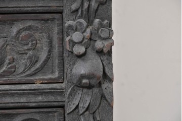 イギリスアンティーク　1860年から1900年頃　オーク材　希少デザイン!　レザートップと重厚感のある彫刻装飾のプレジデントデスク　(R-090477)
