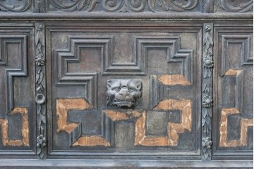 イギリスアンティーク　1860年から1900年頃　オーク材　希少デザイン!　レザートップと重厚感のある彫刻装飾のプレジデントデスク　(R-090477)