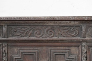 イギリスアンティーク　1860年から1900年頃　オーク材　希少デザイン!　レザートップと重厚感のある彫刻装飾のプレジデントデスク　(R-090477)
