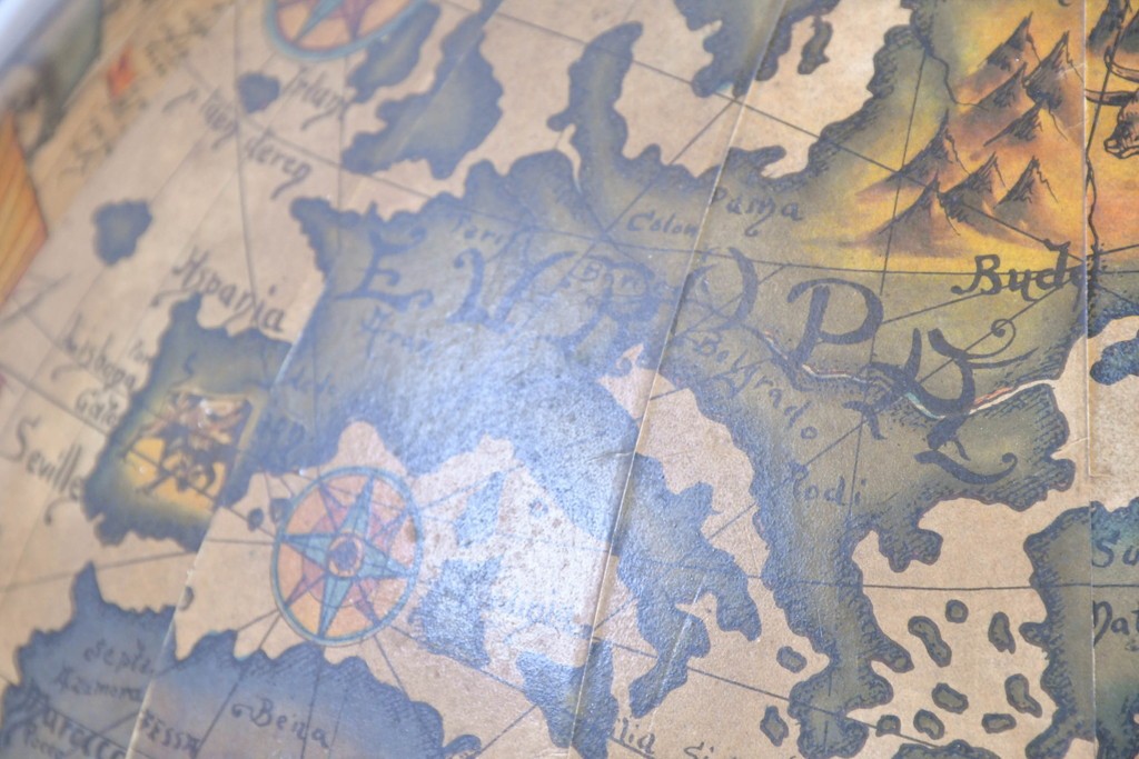 イタリアヴィンテージ　1970年頃　古地図が描かれたクラシカルな地球儀型ドリンクキャビネット　(R-090478)