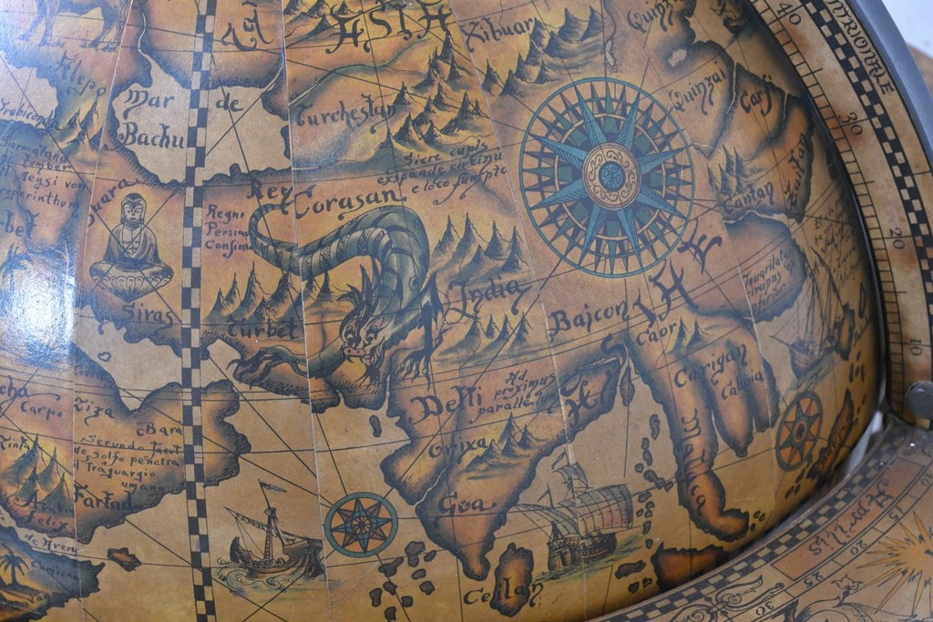 イタリアヴィンテージ　1970年頃　古地図が描かれたクラシカルな地球儀型ドリンクキャビネット　(R-090478)