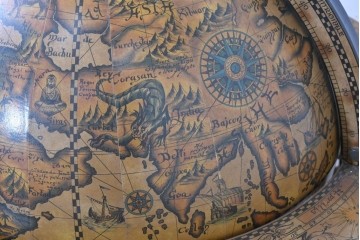 イタリアヴィンテージ　1970年頃　古地図が描かれたクラシカルな地球儀型ドリンクキャビネット　(R-090478)