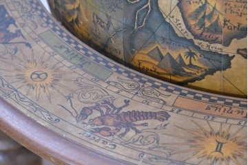 イタリアヴィンテージ　1970年頃　古地図が描かれたクラシカルな地球儀型ドリンクキャビネット　(R-090478)