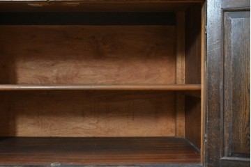 イギリスアンティーク　1920年頃　オーク材　英国伝統の意匠を凝縮した小ぶりなコートカップボード　(R-090479)