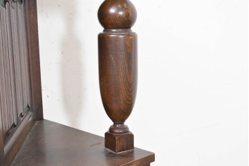 イギリスアンティーク　1920年頃　オーク材　英国伝統の意匠を凝縮した小ぶりなコートカップボード　(R-090479)