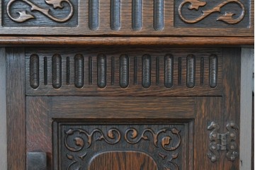 イギリスアンティーク　1920年頃　オーク材　英国伝統の意匠を凝縮した小ぶりなコートカップボード　(R-090479)