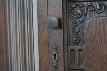 イギリスアンティーク　1920年頃　オーク材　英国伝統の意匠を凝縮した小ぶりなコートカップボード　(R-090479)