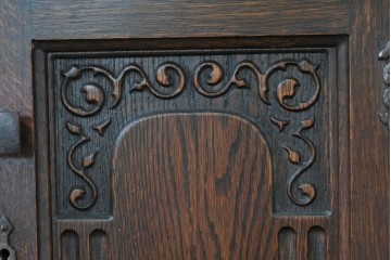 イギリスアンティーク　1920年頃　オーク材　英国伝統の意匠を凝縮した小ぶりなコートカップボード　(R-090479)