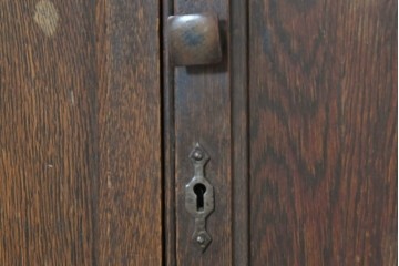 イギリスアンティーク　1920年頃　オーク材　英国伝統の意匠を凝縮した小ぶりなコートカップボード　(R-090479)
