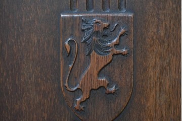 イギリスアンティーク　1920年頃　オーク材　英国伝統の意匠を凝縮した小ぶりなコートカップボード　(R-090479)