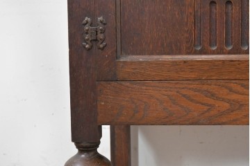 イギリスアンティーク　1920年頃　オーク材　英国伝統の意匠を凝縮した小ぶりなコートカップボード　(R-090479)