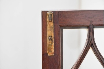 イギリスアンティーク　1920年頃　マホガニー材　前面のオジーアーチとクロウ&ボールレッグが優雅なキャビネット　(R-090480)