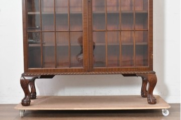 イギリスアンティーク　1920年頃　マホガニー材　前面のオジーアーチとクロウ&ボールレッグが優雅なキャビネット　(R-090480)