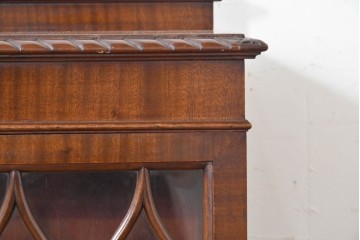 イギリスアンティーク　1920年頃　マホガニー材　前面のオジーアーチとクロウ&ボールレッグが優雅なキャビネット　(R-090480)