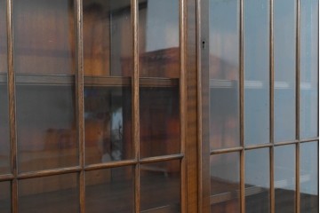 イギリスアンティーク　1920年頃　マホガニー材　前面のオジーアーチとクロウ&ボールレッグが優雅なキャビネット　(R-090480)